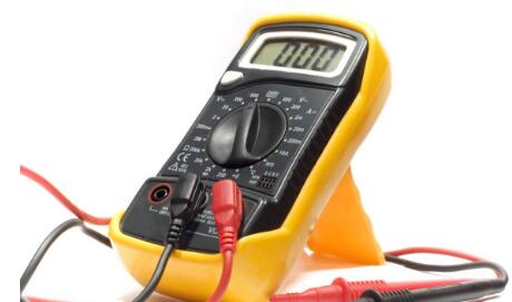 在數字萬用表（DMM）、歐姆表、電流表和電壓表之間進行選擇