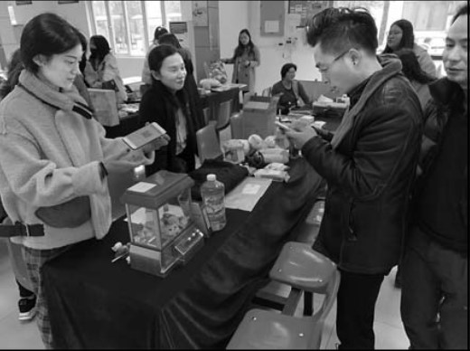 上海自儀有限公司團委開展“學雷鋒愛心義賣”進入第六個年頭送人玫瑰手留余香