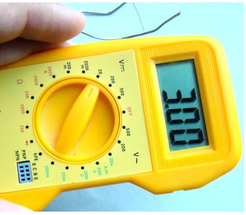 圖： 電池正極和COM端子之間的電位差為3.0 V