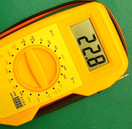 圖：萬用表以攝氏度顯示周圍溫度