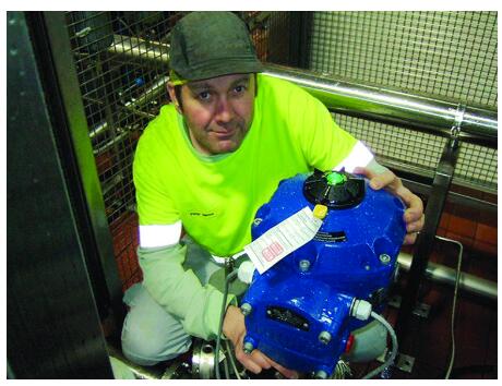 圖：已安裝電動(dòng)執(zhí)行器的工廠技術(shù)人員正在評(píng)估中