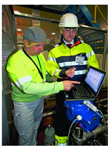 圖：（左）技術(shù)人員從執(zhí)行機(jī)構(gòu)的板載數(shù)據(jù)記錄器下載操作性能數(shù)據(jù)。